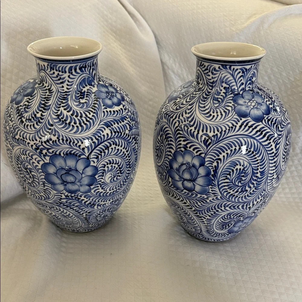Pair of Hand-Painted Blue & White Chinoiserie Vases Made in Vietnam Mint - Picture 4 of 8